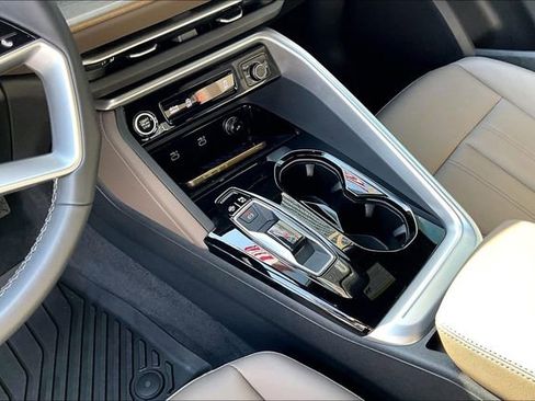 Used 2025 Audi Q5 Premium w/ Convenience Package image 18