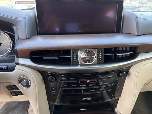 Used 2018 Lexus LX 570 4WD w/ Luxury Package image 31