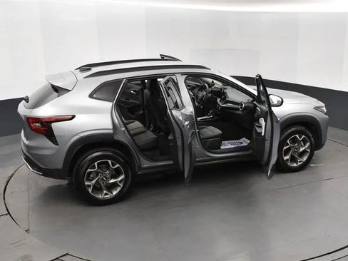 Used 2025 Chevrolet Trax LT FWD image 6