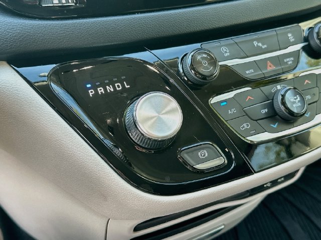 Used 2019 Chrysler Pacifica Touring Plus w/ Tire & Wheel Group FWD image 17