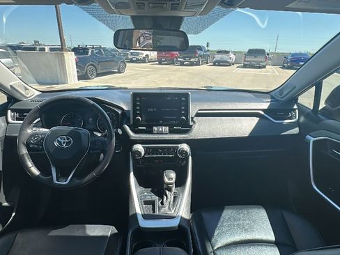 Used 2020 Toyota RAV4 XLE Premium FWD image 22