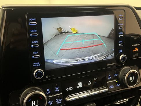 Used 2020 Toyota Highlander L image 17