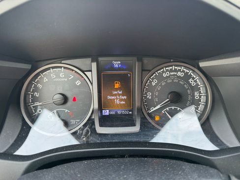 Used 2017 Toyota Tacoma TRD Sport image 3