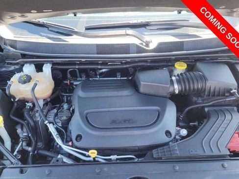 Used 2022 Chrysler Voyager LX FWD image 5