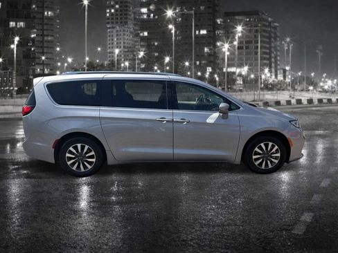 Used 2021 Chrysler Pacifica Touring-L FWD image 7