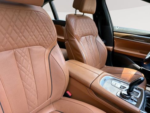 Used 2019 BMW 750i w/ Executive Package RWD image 24