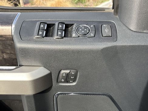 Used 2022 Ford F250 Lariat w/ Black Appearance Package image 23