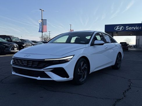 Used 2024 Hyundai Elantra SEL w/ Convenience Package image 3