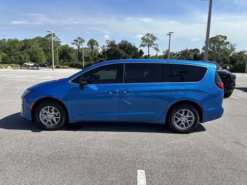 New 2027 Chrysler Pacifica Select FWD image 6