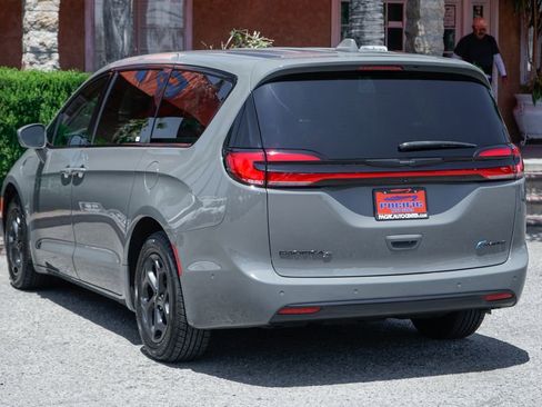 Used 2022 Chrysler Pacifica Limited w/ S Appearance Package FWD image 6