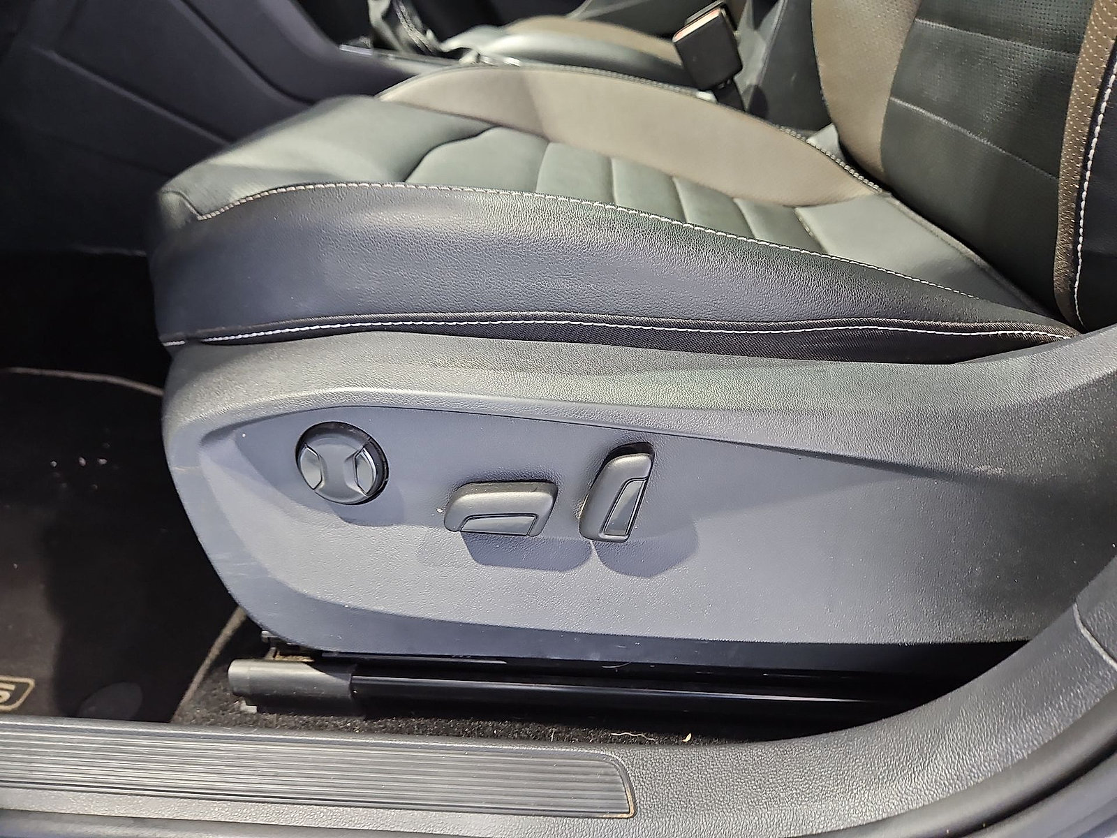 Certified 2023 Volkswagen Taos SEL AWD/4WD image 17