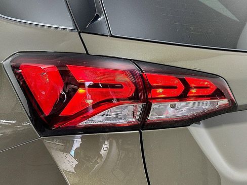 Used 2023 Chevrolet Equinox LT FWD image 23