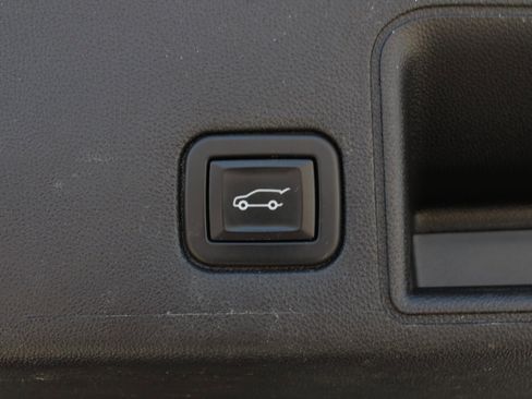 Used 2022 GMC Terrain SLE w/ Driver Convenience Package image 8