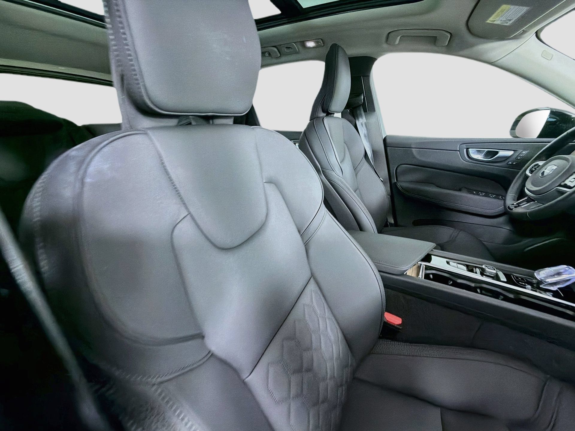 Certified 2026 Volvo XC60 B5 Plus AWD/4WD image 28