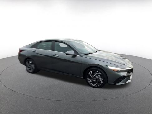 Used 2025 Hyundai Elantra Limited image 2