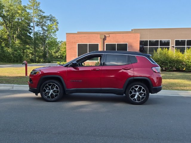 Used 2024 Jeep Compass Limited AWD/4WD image 10