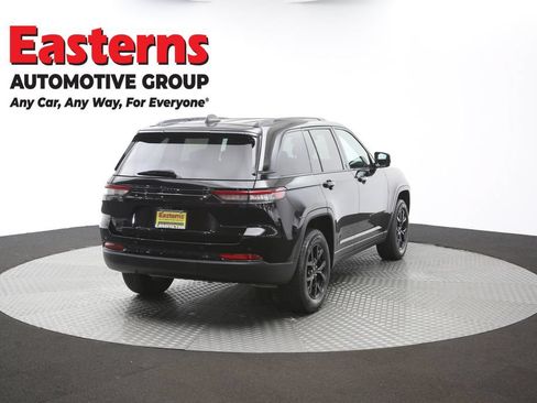 Used 2025 Jeep Grand Cherokee Altitude AWD/4WD image 40