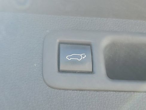 Used 2022 Toyota Highlander XLE AWD/4WD image 31