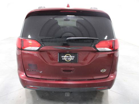 Used 2018 Chrysler Pacifica Touring-L w/ Premium Audio Group FWD image 9