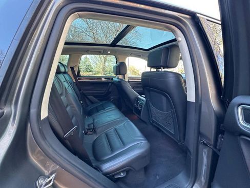 Used 2015 Volkswagen Touareg VR6 image 38