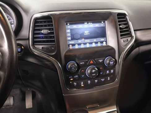 Used 2021 Jeep Grand Cherokee Laredo image 5