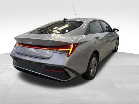 Used 2025 Hyundai Elantra Hybrid FWD image 5