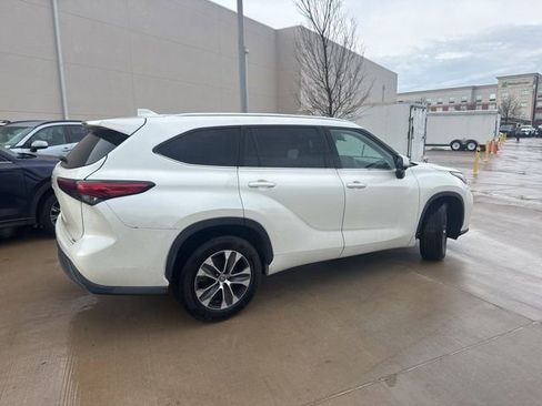 Used 2020 Toyota Highlander XLE image 3