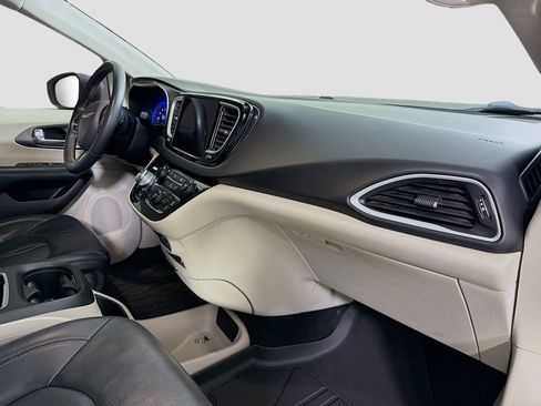 Used 2022 Chrysler Pacifica Touring-L image 33