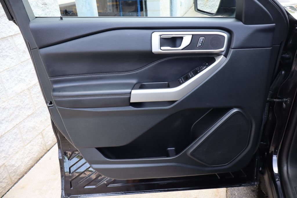 Used 2024 Ford Explorer XLT w/ Equipment Group 202A AWD/4WD image 17