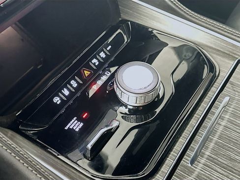 Used 2024 Jeep Wagoneer Series II w/ Flexible Seating Group image 16