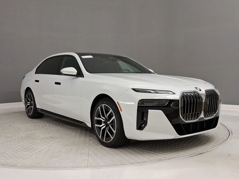 Used 2023 BMW 740i RWD image 7