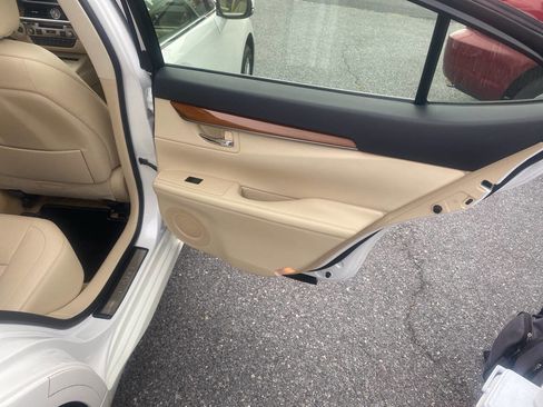 Used 2015 Lexus ES 300h image 11