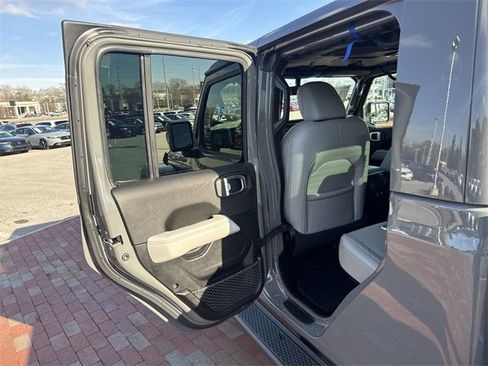 Used 2022 Jeep Gladiator Overland image 25
