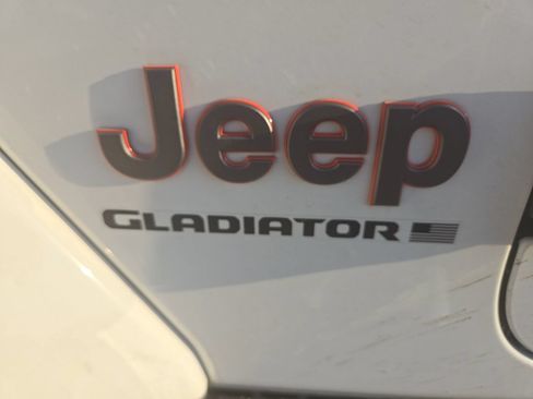 Used 2025 Jeep Gladiator Mojave w/ Convenience Group AWD/4WD image 11