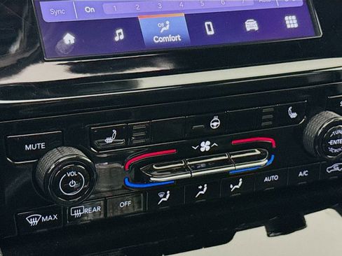 Used 2025 Jeep Grand Cherokee Altitude image 21