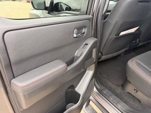 Used 2022 Nissan Frontier PRO-4X w/ Technology Package AWD/4WD image 11
