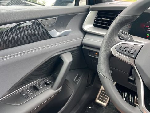 New 2026 Volkswagen Tiguan SE R-Line FWD image 18