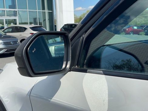 Used 2022 Ford Explorer XLT w/ Equipment Group 202A AWD/4WD image 31