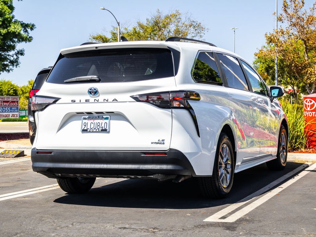 Used 2024 Toyota Sienna LE w/ LE Plus Package FWD image 9