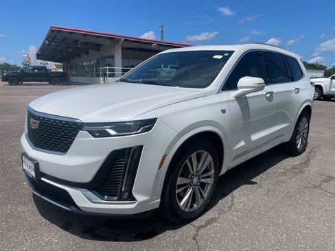 Used 2023 Cadillac XT6 Premium Luxury w/ Technology Package FWD image 3