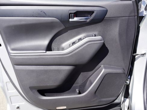 Used 2022 Toyota Highlander XLE image 23