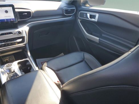 Used 2022 Ford Explorer XLT w/ Equipment Group 202A image 14