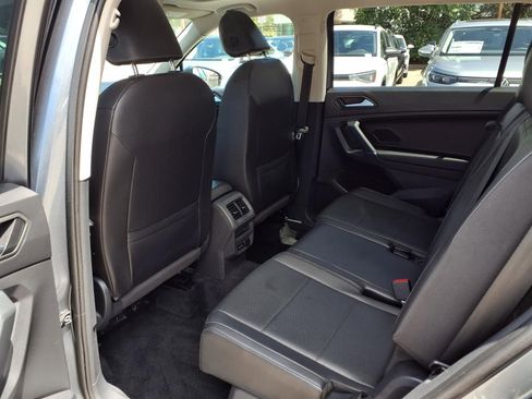 Used 2020 Volkswagen Tiguan SE FWD image 18