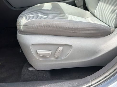 Used 2022 Toyota Highlander LE FWD image 18