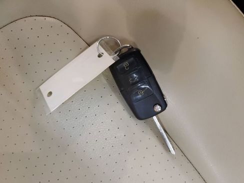 Used 2006 Volkswagen Beetle Convertible w/ Package 1 FWD image 30