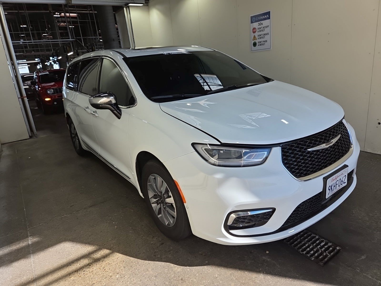 Used 2023 Chrysler Pacifica Limited w/ Uconnect Theater Family Group FWD image 2
