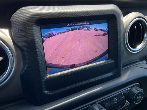 Used 2020 Jeep Wrangler Unlimited Sahara AWD/4WD image 23