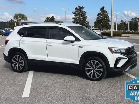 Certified 2022 Volkswagen Taos SE w/ Driver Assistance Package image 2