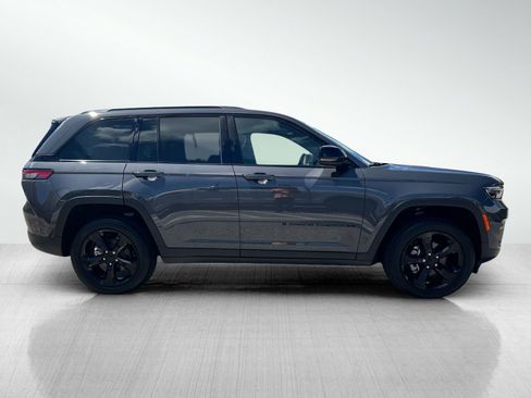 New 2025 Jeep Grand Cherokee Altitude image 4