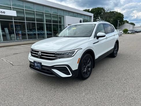 Certified 2024 Volkswagen Tiguan SE w/ Panoramic Sunroof Package AWD/4WD image 3